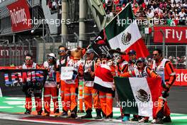 Drivers parade atmosphere - marshalls pay tribute to Fernando Alonso (ESP) McLaren and Lewis Hamilton (GBR) Mercedes AMG F1. 28.10.2018. Formula 1 World Championship, Rd 19, Mexican Grand Prix, Mexico City, Mexico, Race Day.