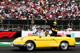 Nico Hulkenberg (GER) Renault Sport F1 Team on the drivers parade. 28.10.2018. Formula 1 World Championship, Rd 19, Mexican Grand Prix, Mexico City, Mexico, Race Day.