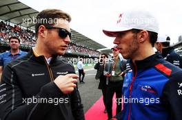 (L to R): Stoffel Vandoorne (BEL) McLaren with pgaps on the drivers parade. 28.10.2018. Formula 1 World Championship, Rd 19, Mexican Grand Prix, Mexico City, Mexico, Race Day.