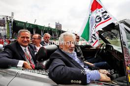 Placido Domingo (ESP) Opera Singer with egu and Chase Carey (USA) Formula One Group Chairman on the drivers parade. 28.10.2018. Formula 1 World Championship, Rd 19, Mexican Grand Prix, Mexico City, Mexico, Race Day.
