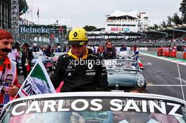Carlos Sainz Jr (ESP) Renault Sport F1 Team on the drivers parade. 28.10.2018. Formula 1 World Championship, Rd 19, Mexican Grand Prix, Mexico City, Mexico, Race Day.