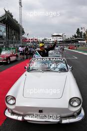 Carlos Sainz Jr (ESP) Renault Sport F1 Team on the drivers parade. 28.10.2018. Formula 1 World Championship, Rd 19, Mexican Grand Prix, Mexico City, Mexico, Race Day.