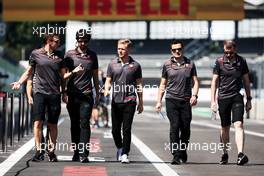 Kevin Magnussen (DEN) Haas F1 Team walks the circuit with the team. 25.10.2018. Formula 1 World Championship, Rd 19, Mexican Grand Prix, Mexico City, Mexico, Preparation Day.