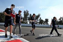 Sergio Perez (MEX) Racing Point Force India F1 Team walks the circuit with the team. 25.10.2018. Formula 1 World Championship, Rd 19, Mexican Grand Prix, Mexico City, Mexico, Preparation Day.