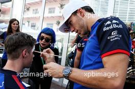 Pierre Gasly (FRA) Scuderia Toro Rosso - face painting. 25.10.2018. Formula 1 World Championship, Rd 19, Mexican Grand Prix, Mexico City, Mexico, Preparation Day.