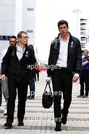 (L to R): Andy Cowell (GBR) Mercedes-Benz High Performance Powertrains Managing Director with Toto Wolff (GER) Mercedes AMG F1 Shareholder and Executive Director. 28.09.2018. Formula 1 World Championship, Rd 16, Russian Grand Prix, Sochi Autodrom, Sochi, Russia, Practice Day.