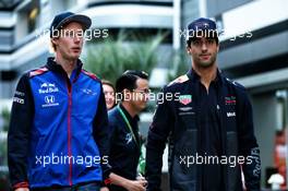 (L to R): Brendon Hartley (NZL) Scuderia Toro Rosso with Daniel Ricciardo (AUS) Red Bull Racing. 28.09.2018. Formula 1 World Championship, Rd 16, Russian Grand Prix, Sochi Autodrom, Sochi, Russia, Practice Day.