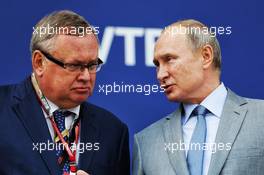 Vladimir Putin (RUS) Russian Federation President (Right) on the podium. 30.09.2018. Formula 1 World Championship, Rd 16, Russian Grand Prix, Sochi Autodrom, Sochi, Russia, Race Day.