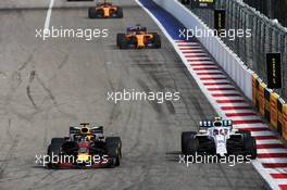 Daniel Ricciardo (AUS) Red Bull Racing RB14 and Sergey Sirotkin (RUS) Williams FW41 battle for position. 30.09.2018. Formula 1 World Championship, Rd 16, Russian Grand Prix, Sochi Autodrom, Sochi, Russia, Race Day.
