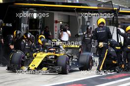 Carlos Sainz Jr (ESP) Renault Sport F1 Team RS18 pit stop. 30.09.2018. Formula 1 World Championship, Rd 16, Russian Grand Prix, Sochi Autodrom, Sochi, Russia, Race Day.