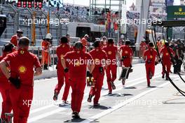 Ferrari mechancis run down the pit lane. 29.09.2018. Formula 1 World Championship, Rd 16, Russian Grand Prix, Sochi Autodrom, Sochi, Russia, Qualifying Day.