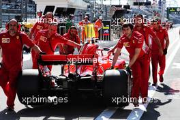 The Ferrari SF71H of Sebastian Vettel (GER) Ferrari is recovered back down the pit lane by mechanics. 29.09.2018. Formula 1 World Championship, Rd 16, Russian Grand Prix, Sochi Autodrom, Sochi, Russia, Qualifying Day.