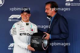 Valtteri Bottas (FIN) Mercedes AMG F1 with his Pirelli Pole Position award. 29.09.2018. Formula 1 World Championship, Rd 16, Russian Grand Prix, Sochi Autodrom, Sochi, Russia, Qualifying Day.