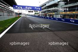 Ashphalt difference from P3 to P4 on the grid. 30.09.2018. Formula 1 World Championship, Rd 16, Russian Grand Prix, Sochi Autodrom, Sochi, Russia, Race Day.