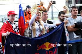 Fans in the pit lane. 27.09.2018. Formula 1 World Championship, Rd 16, Russian Grand Prix, Sochi Autodrom, Sochi, Russia, Preparation Day.