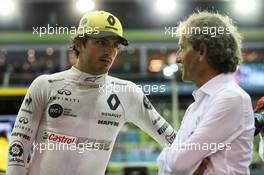 (L to R): Carlos Sainz Jr (ESP) Renault Sport F1 Team with Alain Prost (FRA) Renault Sport F1 Team Special Advisor. 14.09.2018. Formula 1 World Championship, Rd 15, Singapore Grand Prix, Marina Bay Street Circuit, Singapore, Practice Day.