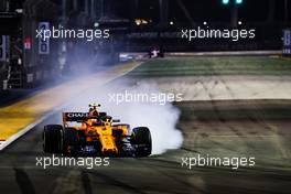 Stoffel Vandoorne (BEL) McLaren MCL33 locks up under braking. 14.09.2018. Formula 1 World Championship, Rd 15, Singapore Grand Prix, Marina Bay Street Circuit, Singapore, Practice Day.