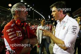 Maurizio Arrivabene (ITA) Ferrari Team Principal and Toto Wolff (GER) Mercedes AMG F1 Shareholder and Executive Director. 16.09.2018. Formula 1 World Championship, Rd 15, Singapore Grand Prix, Marina Bay Street Circuit, Singapore, Race Day.