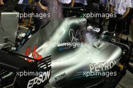 Lewis Hamilton (GBR) Mercedes AMG F1 W09 car being cooled on the grid. 16.09.2018. Formula 1 World Championship, Rd 15, Singapore Grand Prix, Marina Bay Street Circuit, Singapore, Race Day.