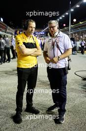 (L to R): Ciaron Pilbeam (GBR) Renault Sport F1 Team Chief Race Engineer with Otmar Szafnauer (USA) Racing Point Force India F1 Team Principal and CEO on the grid. 16.09.2018. Formula 1 World Championship, Rd 15, Singapore Grand Prix, Marina Bay Street Circuit, Singapore, Race Day.