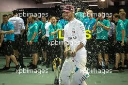 Race winner Lewis Hamilton (GBR) Mercedes AMG F1 celebrates with the team. 16.09.2018. Formula 1 World Championship, Rd 15, Singapore Grand Prix, Marina Bay Street Circuit, Singapore, Race Day.