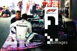 Race winner Lewis Hamilton (GBR) Mercedes AMG F1 W09 in parc ferme with David Coulthard (GBR) Channel 4 F1 Commentator. 16.09.2018. Formula 1 World Championship, Rd 15, Singapore Grand Prix, Marina Bay Street Circuit, Singapore, Race Day.
