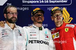 (L to R): Race winner Lewis Hamilton (GBR) Mercedes AMG F1 and Sebastian Vettel (GER) Ferrari on the podium. 16.09.2018. Formula 1 World Championship, Rd 15, Singapore Grand Prix, Marina Bay Street Circuit, Singapore, Race Day.