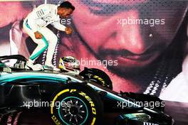 Race winner Lewis Hamilton (GBR) Mercedes AMG F1 W09 celebrates in parc ferme. 16.09.2018. Formula 1 World Championship, Rd 15, Singapore Grand Prix, Marina Bay Street Circuit, Singapore, Race Day.