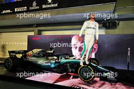 Race winner Lewis Hamilton (GBR) Mercedes AMG F1 celebrates in parc ferme. 16.09.2018. Formula 1 World Championship, Rd 15, Singapore Grand Prix, Marina Bay Street Circuit, Singapore, Race Day.