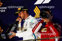 (L to R): Race winner Lewis Hamilton (GBR) Mercedes AMG F1 celebrates on the podium with third placed Sebastian Vettel (GER) Ferrari. 16.09.2018. Formula 1 World Championship, Rd 15, Singapore Grand Prix, Marina Bay Street Circuit, Singapore, Race Day.