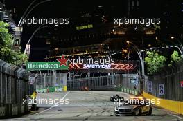 Lewis Hamilton (GBR) Mercedes AMG F1 W09 leads behind the FIA Safety Car. 16.09.2018. Formula 1 World Championship, Rd 15, Singapore Grand Prix, Marina Bay Street Circuit, Singapore, Race Day.