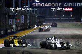 Sergey Sirotkin (RUS) Williams FW41 and Nico Hulkenberg (GER) Renault Sport F1 Team RS18. 16.09.2018. Formula 1 World Championship, Rd 15, Singapore Grand Prix, Marina Bay Street Circuit, Singapore, Race Day.