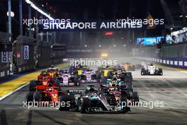Lewis Hamilton (GBR) Mercedes AMG F1 W09 leads at the start of the race. 16.09.2018. Formula 1 World Championship, Rd 15, Singapore Grand Prix, Marina Bay Street Circuit, Singapore, Race Day.