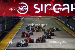 Lewis Hamilton (GBR) Mercedes AMG F1 W09 leads at the start of the race. 16.09.2018. Formula 1 World Championship, Rd 15, Singapore Grand Prix, Marina Bay Street Circuit, Singapore, Race Day.