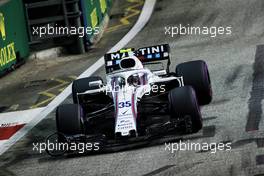 Sergey Sirotkin (RUS) Williams FW41 with debris on the front wing. 16.09.2018. Formula 1 World Championship, Rd 15, Singapore Grand Prix, Marina Bay Street Circuit, Singapore, Race Day.