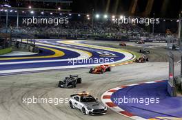 Lewis Hamilton (GBR) Mercedes AMG F1 W09 leads behind the FIA Safety Car. 16.09.2018. Formula 1 World Championship, Rd 15, Singapore Grand Prix, Marina Bay Street Circuit, Singapore, Race Day.