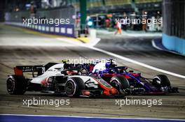 Kevin Magnussen (DEN) Haas VF-18 and Brendon Hartley (NZL) Scuderia Toro Rosso STR13 battle for position. 16.09.2018. Formula 1 World Championship, Rd 15, Singapore Grand Prix, Marina Bay Street Circuit, Singapore, Race Day.