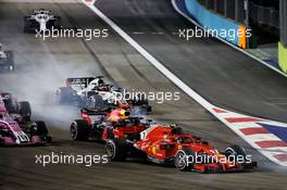 Kimi Raikkonen (FIN) Ferrari SF71H and Daniel Ricciardo (AUS) Red Bull Racing RB14 at the start of the race. 16.09.2018. Formula 1 World Championship, Rd 15, Singapore Grand Prix, Marina Bay Street Circuit, Singapore, Race Day.