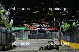 Lewis Hamilton (GBR) Mercedes AMG F1 W09 leads behind the FIA Safety Car. 16.09.2018. Formula 1 World Championship, Rd 15, Singapore Grand Prix, Marina Bay Street Circuit, Singapore, Race Day.