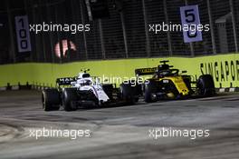 Sergey Sirotkin (RUS) Williams FW41 and Nico Hulkenberg (GER) Renault Sport F1 Team RS18 battle for position. 16.09.2018. Formula 1 World Championship, Rd 15, Singapore Grand Prix, Marina Bay Street Circuit, Singapore, Race Day.