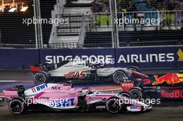Sergio Perez (MEX) Racing Point Force India F1 VJM11 and Romain Grosjean (FRA) Haas F1 Team VF-18 at the start of the race. 16.09.2018. Formula 1 World Championship, Rd 15, Singapore Grand Prix, Marina Bay Street Circuit, Singapore, Race Day.