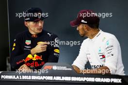 (L to R): Max Verstappen (NLD) Red Bull Racing and Lewis Hamilton (GBR) Mercedes AMG F1 in the post qualifying FIA Press Conference. 15.09.2018. Formula 1 World Championship, Rd 15, Singapore Grand Prix, Marina Bay Street Circuit, Singapore, Qualifying Day.