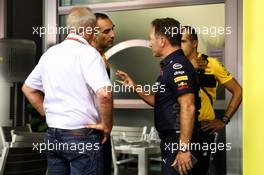 Christian Horner (GBR) Red Bull Racing Team Principal with Cyril Abiteboul (FRA) Renault Sport F1 Managing Director and Dr Helmut Marko (AUT) Red Bull Motorsport Consultant. 15.09.2018. Formula 1 World Championship, Rd 15, Singapore Grand Prix, Marina Bay Street Circuit, Singapore, Qualifying Day.