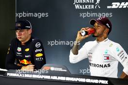 (L to R): Max Verstappen (NLD) Red Bull Racing and Lewis Hamilton (GBR) Mercedes AMG F1 in the post qualifying FIA Press Conference. 15.09.2018. Formula 1 World Championship, Rd 15, Singapore Grand Prix, Marina Bay Street Circuit, Singapore, Qualifying Day.