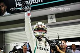 Lewis Hamilton (GBR) Mercedes AMG F1 celebrates his pole position in qualifying parc ferme. 15.09.2018. Formula 1 World Championship, Rd 15, Singapore Grand Prix, Marina Bay Street Circuit, Singapore, Qualifying Day.