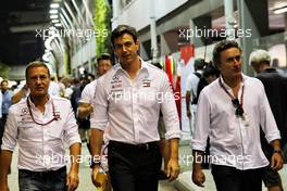 (L to R): Toto Wolff (GER) Mercedes AMG F1 Shareholder and Executive Director (Centre) with Alejandro Agag (ESP) Formula E Holdings CEO. 15.09.2018. Formula 1 World Championship, Rd 15, Singapore Grand Prix, Marina Bay Street Circuit, Singapore, Qualifying Day.
