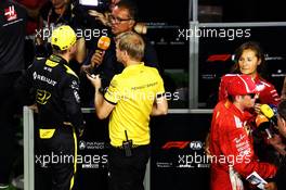 Nico Hulkenberg (GER) Renault Sport F1 Team and Kimi Raikkonen (FIN) Ferrari with the media. 15.09.2018. Formula 1 World Championship, Rd 15, Singapore Grand Prix, Marina Bay Street Circuit, Singapore, Qualifying Day.