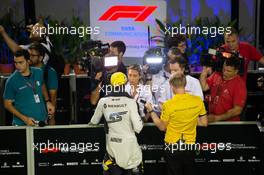 Carlos Sainz Jr (ESP) Renault Sport F1 Team with the media. 15.09.2018. Formula 1 World Championship, Rd 15, Singapore Grand Prix, Marina Bay Street Circuit, Singapore, Qualifying Day.