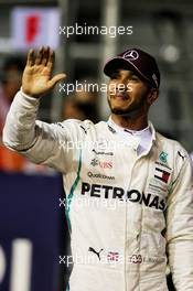 Lewis Hamilton (GBR) Mercedes AMG F1 celebrates his pole position in qualifying parc ferme. 15.09.2018. Formula 1 World Championship, Rd 15, Singapore Grand Prix, Marina Bay Street Circuit, Singapore, Qualifying Day.