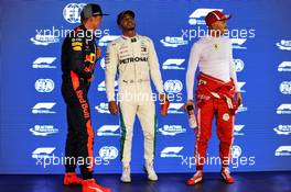 Qualifying top three in parc ferme (L to R): Max Verstappen (NLD) Red Bull Racing, second; Lewis Hamilton (GBR) Mercedes AMG F1, pole position; Sebastian Vettel (GER) Ferrari, third. 15.09.2018. Formula 1 World Championship, Rd 15, Singapore Grand Prix, Marina Bay Street Circuit, Singapore, Qualifying Day.